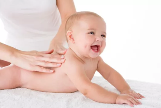 Beneficiile masajului pediatric pentru bebeluși
